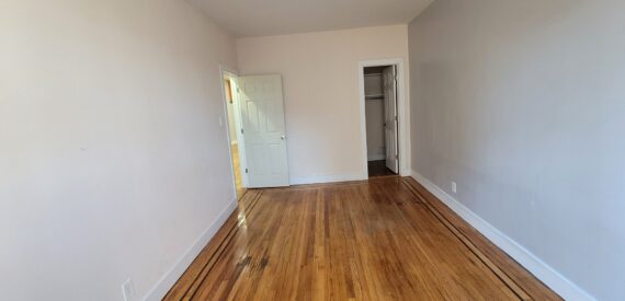 X LARGE__ 2 BED__5 MINUTES MANHATTAN__LARGE LIVING ROOM_PRIME LOCATION