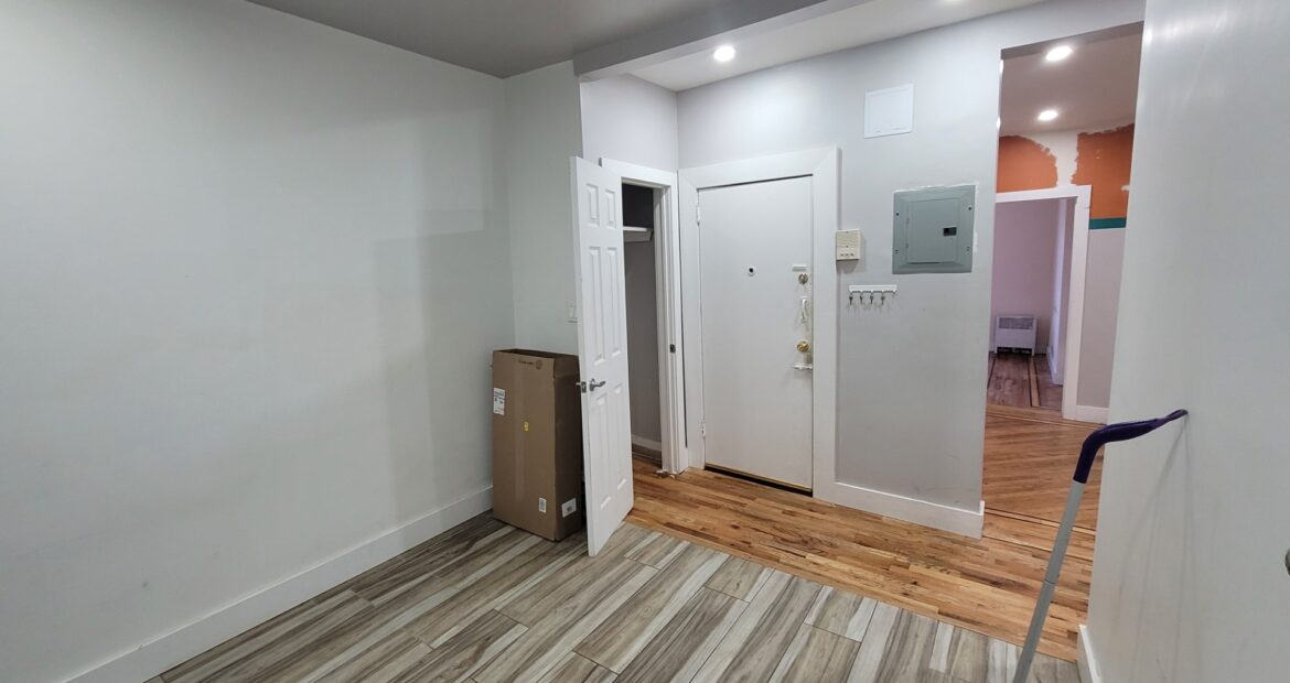 X LARGE__ 2 BED__5 MINUTES MANHATTAN__LARGE LIVING ROOM_PRIME LOCATION