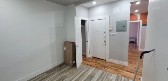 X LARGE__ 2 BED__5 MINUTES MANHATTAN__LARGE LIVING ROOM_PRIME LOCATION