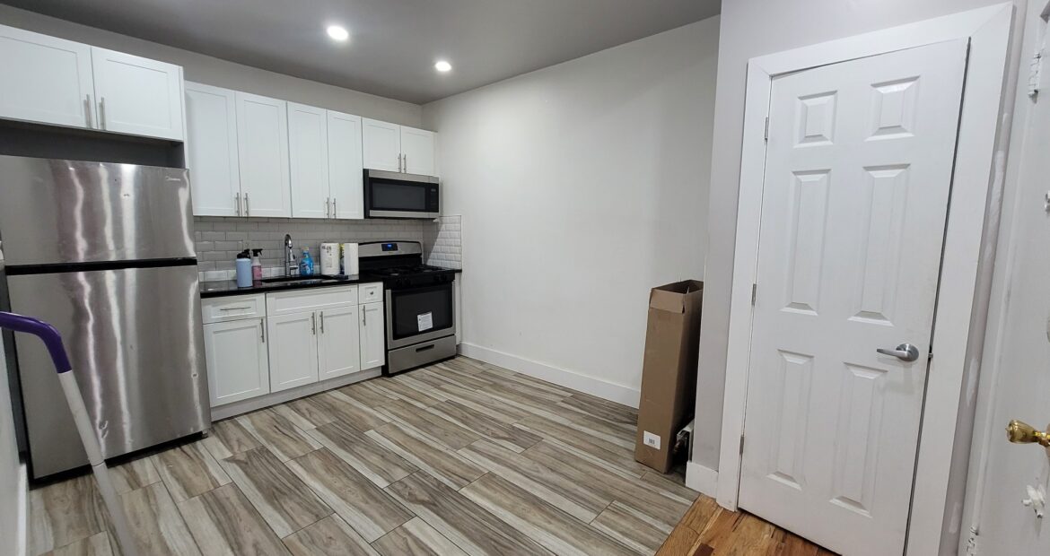 X LARGE__ 2 BED__5 MINUTES MANHATTAN__LARGE LIVING ROOM_PRIME LOCATION