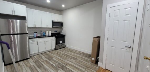 X LARGE__ 2 BED__5 MINUTES MANHATTAN__LARGE LIVING ROOM_PRIME LOCATION