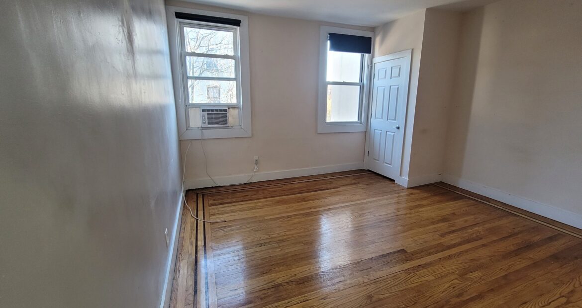 X LARGE__ 2 BED__5 MINUTES MANHATTAN__LARGE LIVING ROOM_PRIME LOCATION
