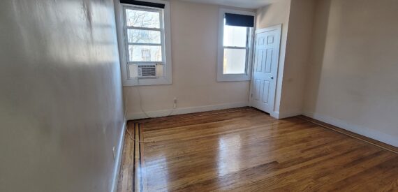 X LARGE__ 2 BED__5 MINUTES MANHATTAN__LARGE LIVING ROOM_PRIME LOCATION