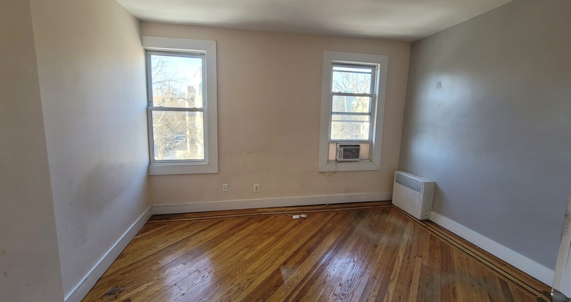 X LARGE__ 2 BED__5 MINUTES MANHATTAN__LARGE LIVING ROOM_PRIME LOCATION