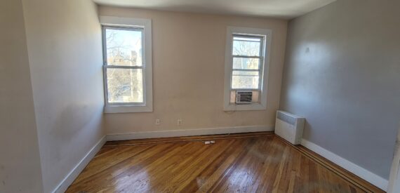 X LARGE__ 2 BED__5 MINUTES MANHATTAN__LARGE LIVING ROOM_PRIME LOCATION