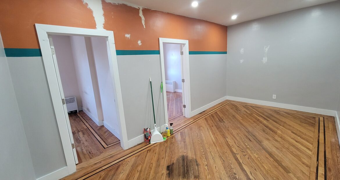 X LARGE__ 2 BED__5 MINUTES MANHATTAN__LARGE LIVING ROOM_PRIME LOCATION