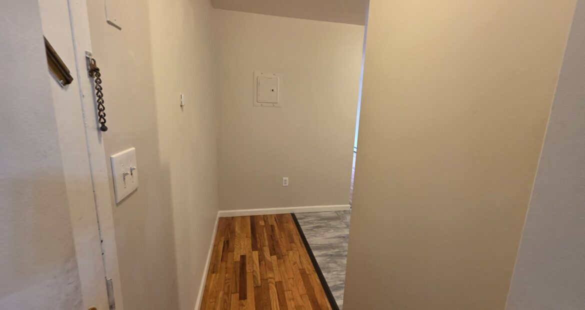 X LARGE__ 2 BED__5 MINUTES MANHATTAN__LARGE LIVING ROOM_PRIME LOCATION
