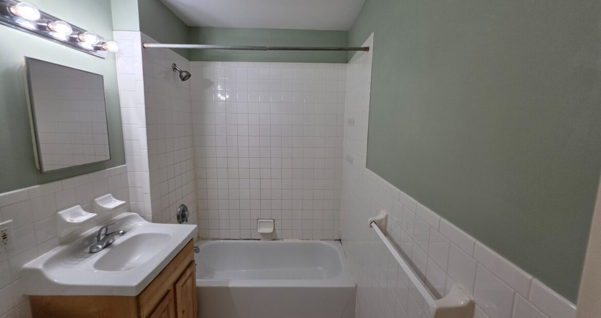 X LARGE__ 2 BED__5 MINUTES MANHATTAN__LARGE LIVING ROOM_PRIME LOCATION