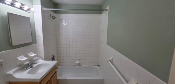 X LARGE__ 2 BED__5 MINUTES MANHATTAN__LARGE LIVING ROOM_PRIME LOCATION