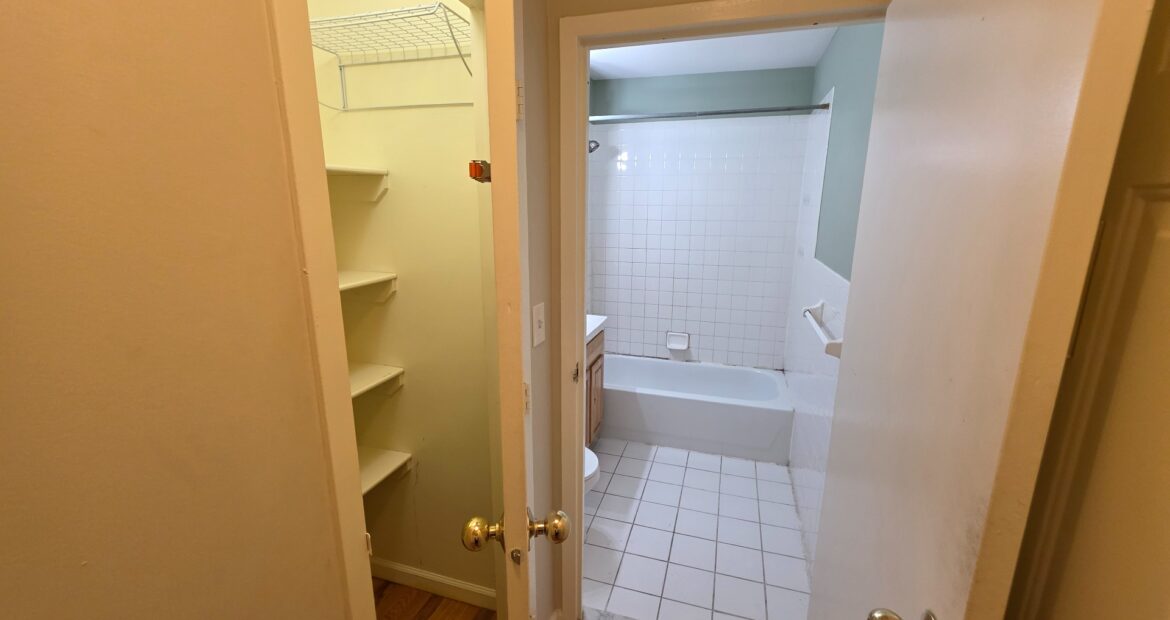 X LARGE__ 2 BED__5 MINUTES MANHATTAN__LARGE LIVING ROOM_PRIME LOCATION