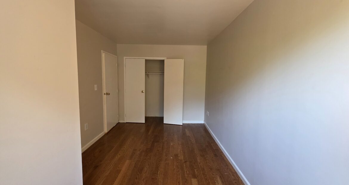 X LARGE__ 2 BED__5 MINUTES MANHATTAN__LARGE LIVING ROOM_PRIME LOCATION
