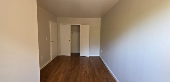 X LARGE__ 2 BED__5 MINUTES MANHATTAN__LARGE LIVING ROOM_PRIME LOCATION