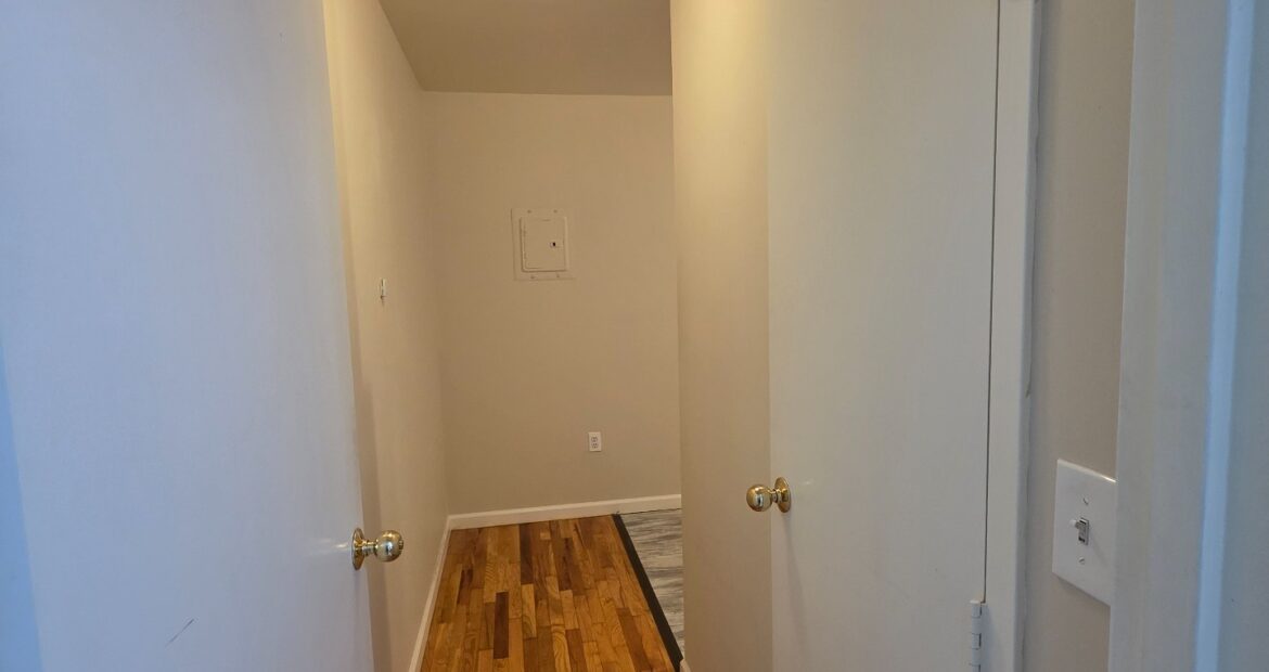 X LARGE__ 2 BED__5 MINUTES MANHATTAN__LARGE LIVING ROOM_PRIME LOCATION