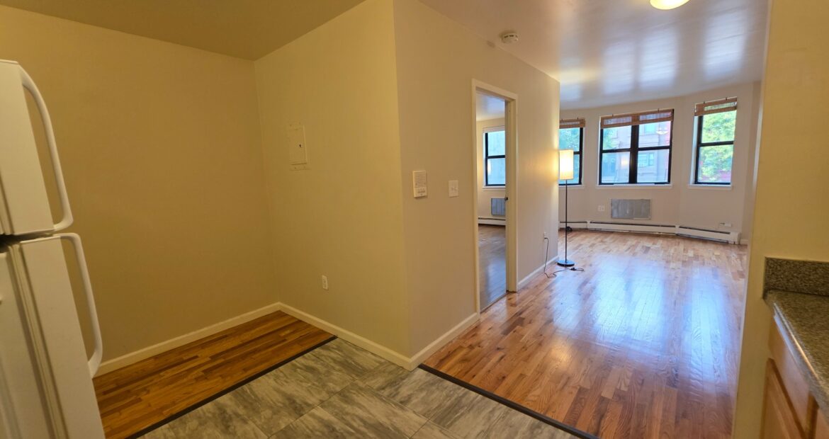 X LARGE__ 2 BED__5 MINUTES MANHATTAN__LARGE LIVING ROOM_PRIME LOCATION