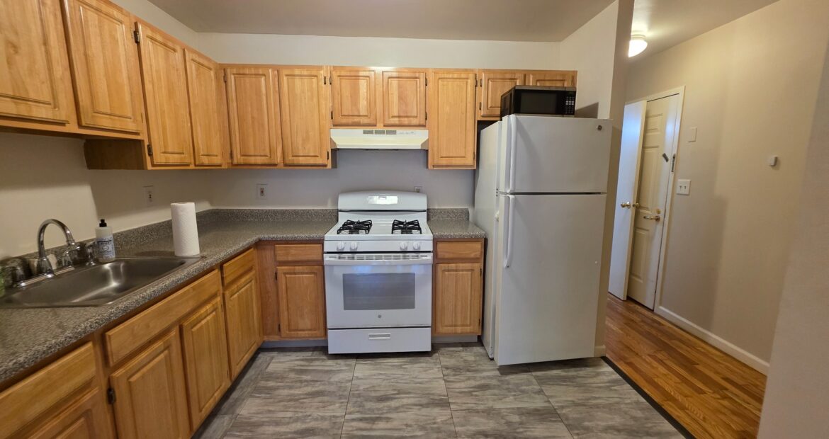 X LARGE__ 2 BED__5 MINUTES MANHATTAN__LARGE LIVING ROOM_PRIME LOCATION
