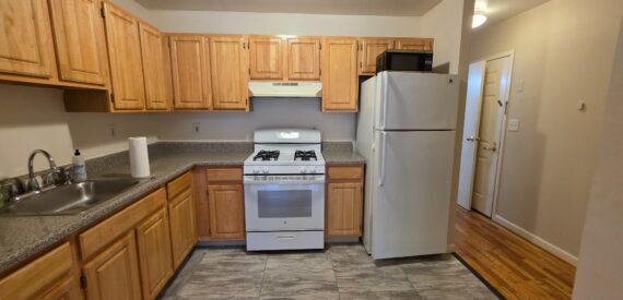 X LARGE__ 2 BED__5 MINUTES MANHATTAN__LARGE LIVING ROOM_PRIME LOCATION