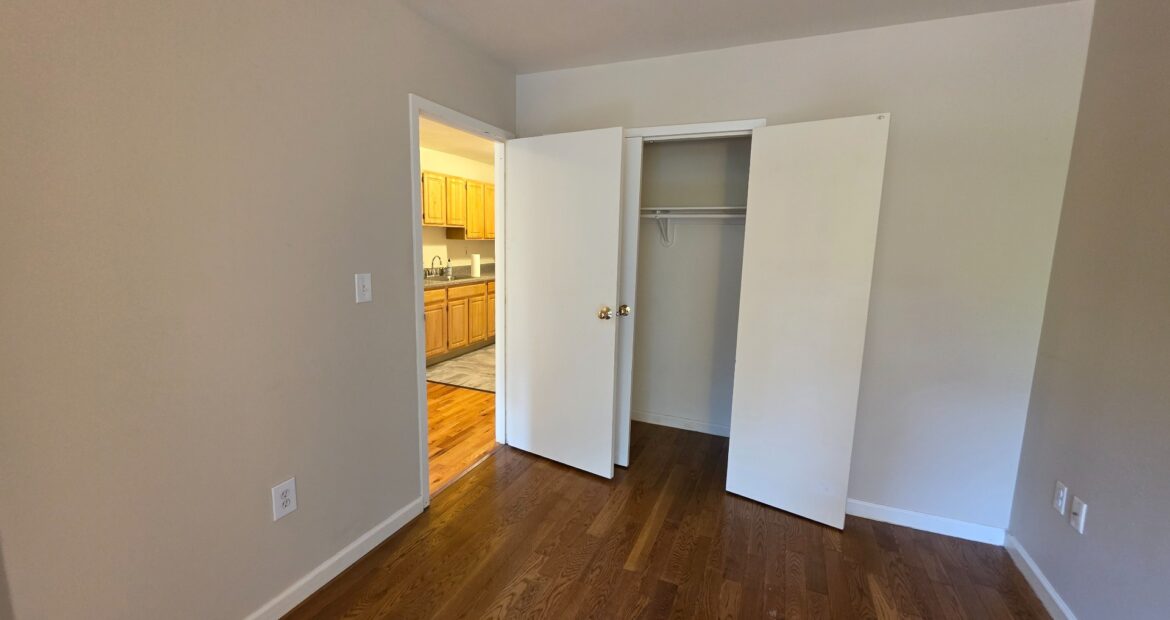 X LARGE__ 2 BED__5 MINUTES MANHATTAN__LARGE LIVING ROOM_PRIME LOCATION