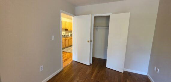 X LARGE__ 2 BED__5 MINUTES MANHATTAN__LARGE LIVING ROOM_PRIME LOCATION