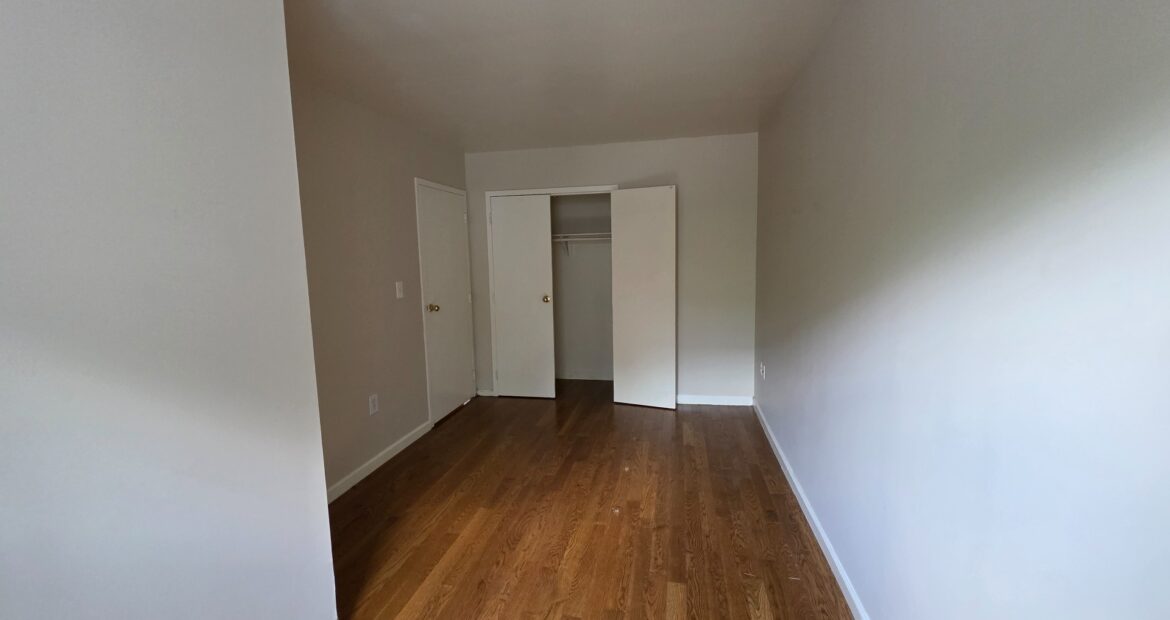 X LARGE__ 2 BED__5 MINUTES MANHATTAN__LARGE LIVING ROOM_PRIME LOCATION