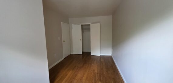 X LARGE__ 2 BED__5 MINUTES MANHATTAN__LARGE LIVING ROOM_PRIME LOCATION