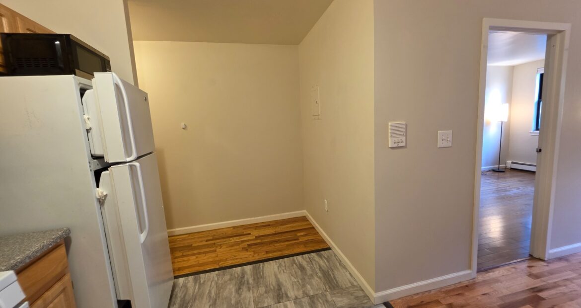 X LARGE__ 2 BED__5 MINUTES MANHATTAN__LARGE LIVING ROOM_PRIME LOCATION