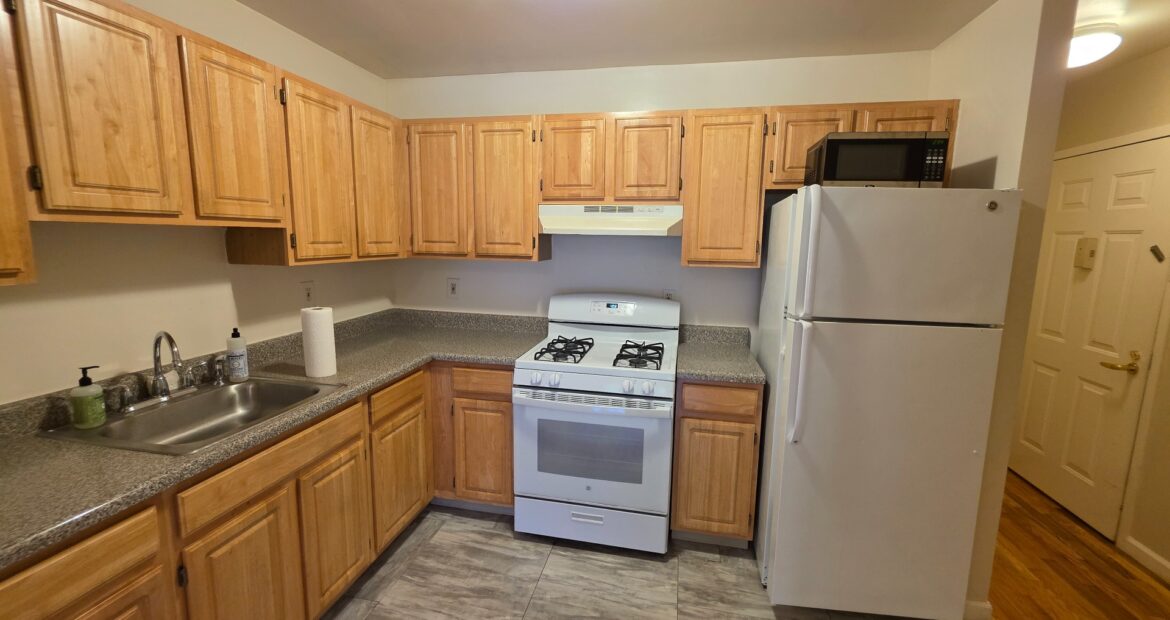 X LARGE__ 2 BED__5 MINUTES MANHATTAN__LARGE LIVING ROOM_PRIME LOCATION