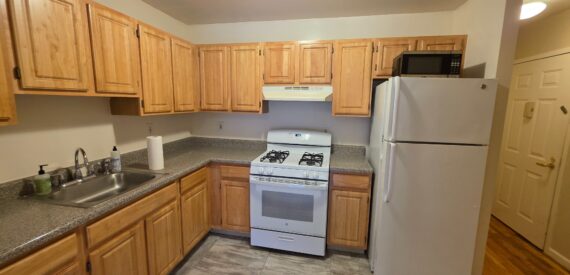 X LARGE__ 2 BED__5 MINUTES MANHATTAN__LARGE LIVING ROOM_PRIME LOCATION