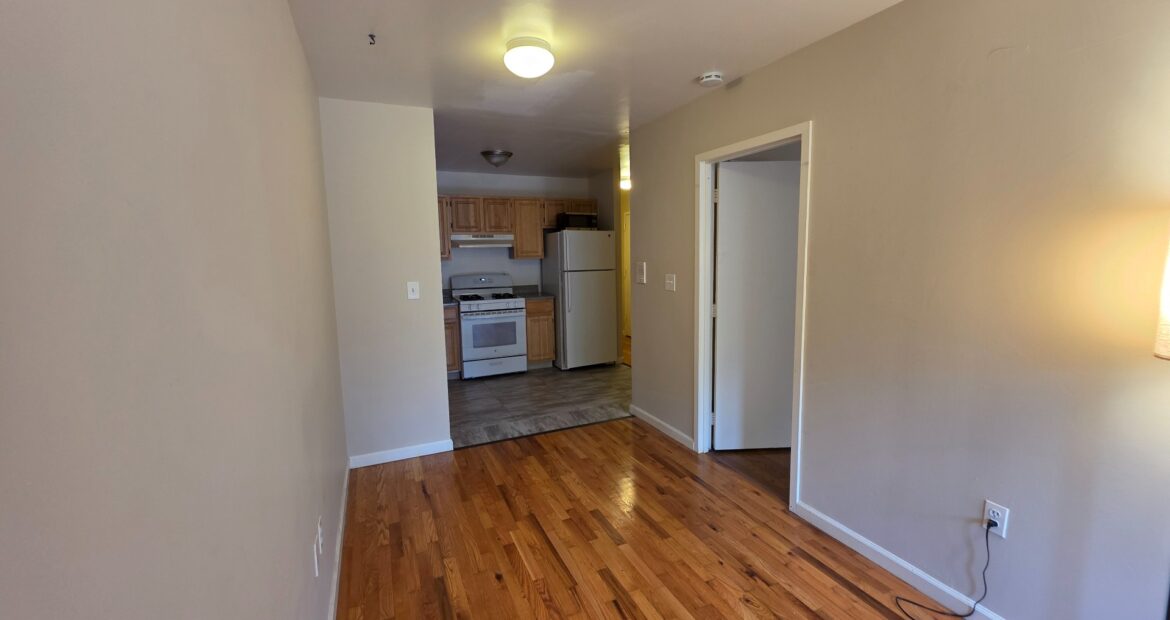 X LARGE__ 2 BED__5 MINUTES MANHATTAN__LARGE LIVING ROOM_PRIME LOCATION