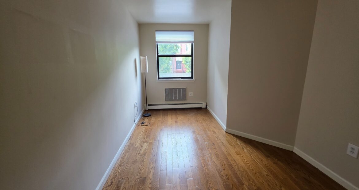 X LARGE__ 2 BED__5 MINUTES MANHATTAN__LARGE LIVING ROOM_PRIME LOCATION