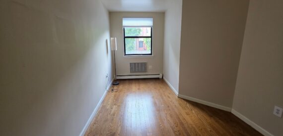 X LARGE__ 2 BED__5 MINUTES MANHATTAN__LARGE LIVING ROOM_PRIME LOCATION