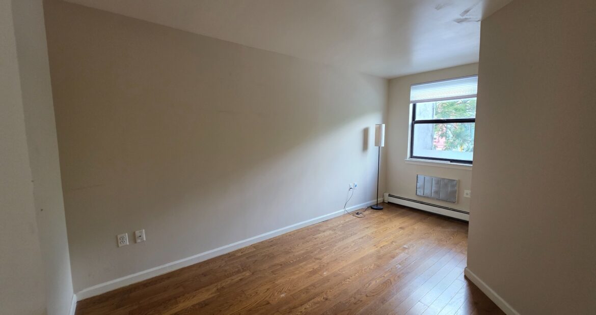 X LARGE__ 2 BED__5 MINUTES MANHATTAN__LARGE LIVING ROOM_PRIME LOCATION