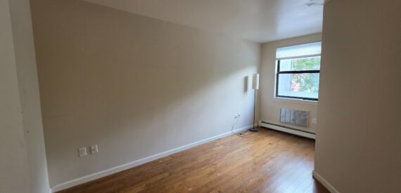 X LARGE__ 2 BED__5 MINUTES MANHATTAN__LARGE LIVING ROOM_PRIME LOCATION