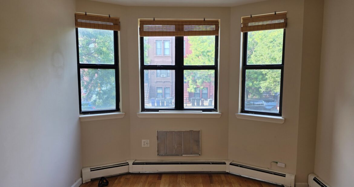 X LARGE__ 2 BED__5 MINUTES MANHATTAN__LARGE LIVING ROOM_PRIME LOCATION