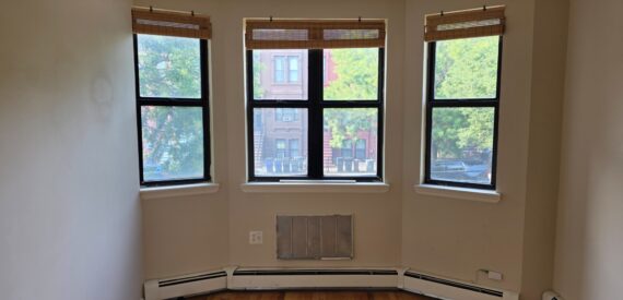 X LARGE__ 2 BED__5 MINUTES MANHATTAN__LARGE LIVING ROOM_PRIME LOCATION