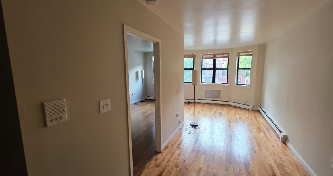 X LARGE__ 2 BED__5 MINUTES MANHATTAN__LARGE LIVING ROOM_PRIME LOCATION