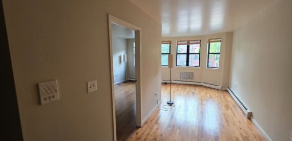 X LARGE__ 2 BED__5 MINUTES MANHATTAN__LARGE LIVING ROOM_PRIME LOCATION