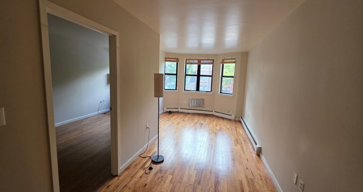 X LARGE__ 2 BED__5 MINUTES MANHATTAN__LARGE LIVING ROOM_PRIME LOCATION