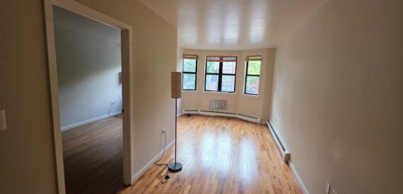 X LARGE__ 2 BED__5 MINUTES MANHATTAN__LARGE LIVING ROOM_PRIME LOCATION