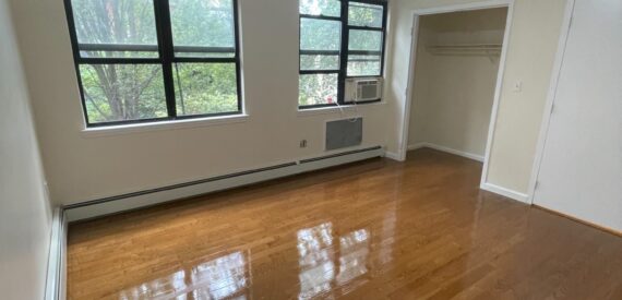 X LARGE__ 2 BED__5 MINUTES MANHATTAN__LARGE LIVING ROOM_PRIME LOCATION