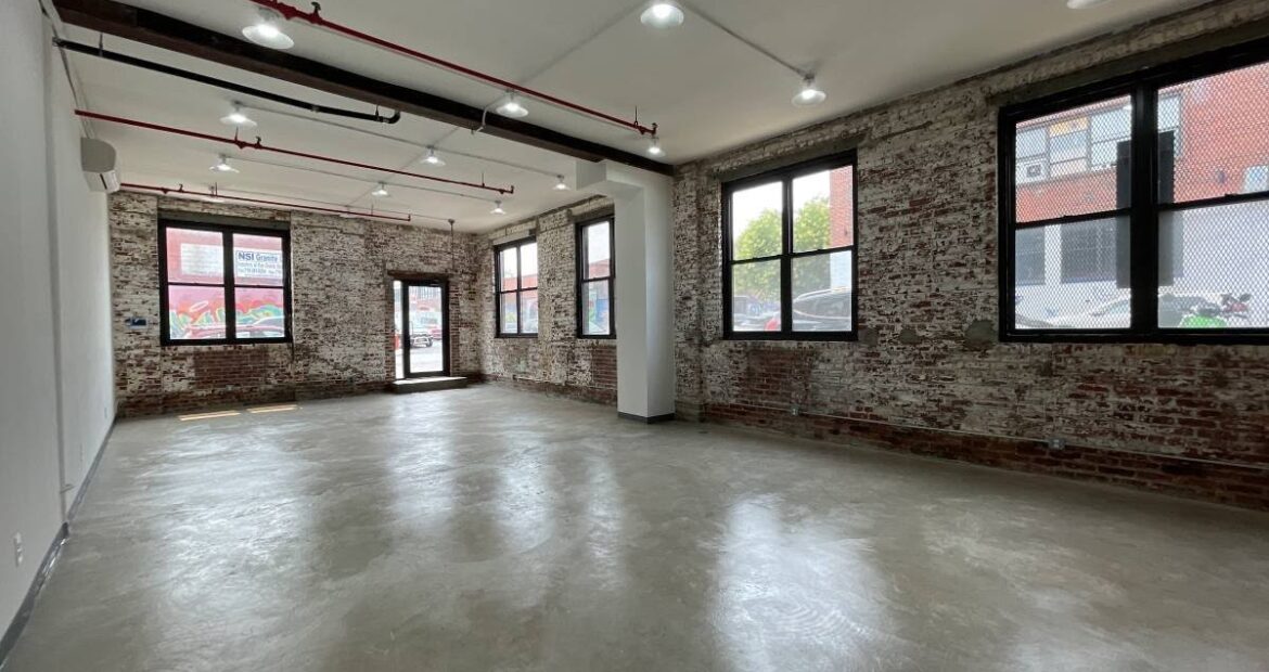 Beautiful corner loft space east williamsburg with a bathroom