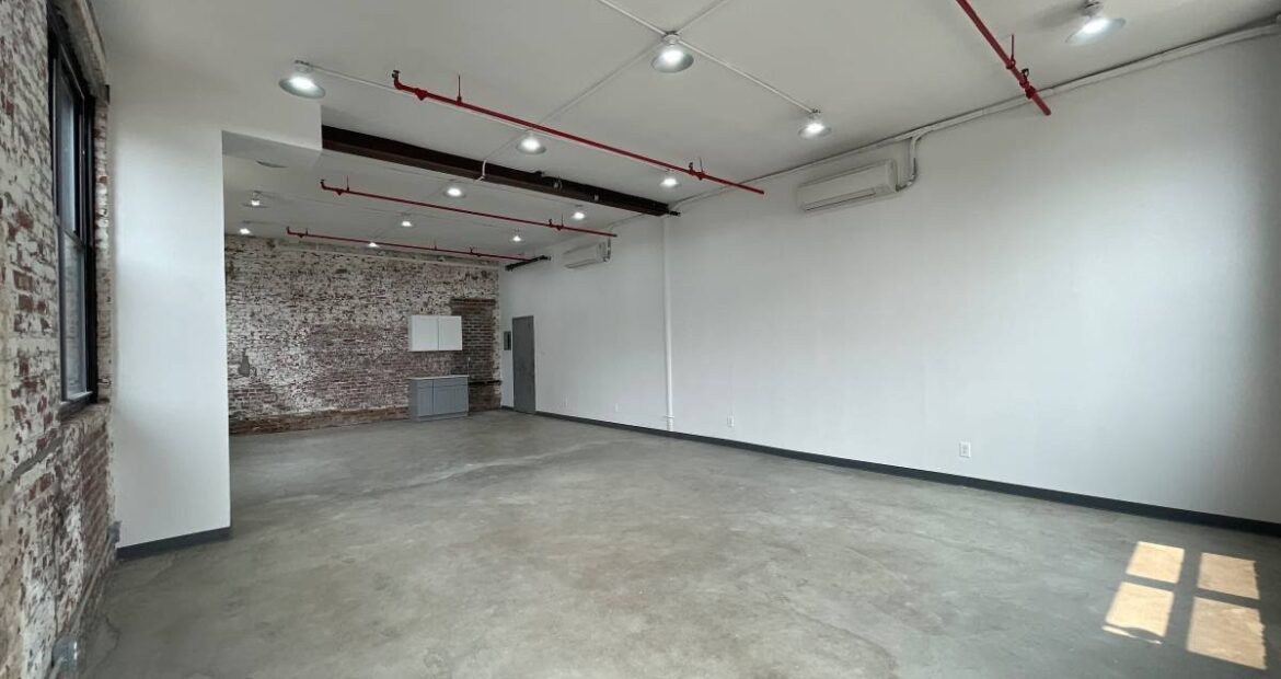 Beautiful corner loft space east williamsburg with a bathroom