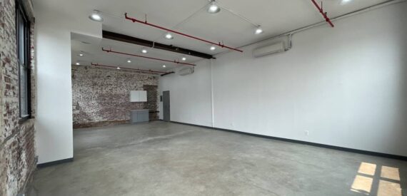 Beautiful corner loft space east williamsburg with a bathroom
