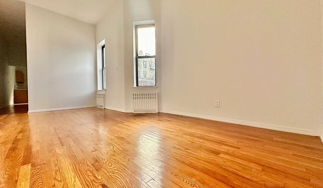 X LARGE__ 2 BED__5 MINUTES MANHATTAN__LARGE LIVING ROOM_PRIME LOCATION