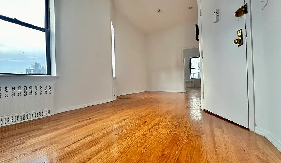 X LARGE__ 2 BED__5 MINUTES MANHATTAN__LARGE LIVING ROOM_PRIME LOCATION