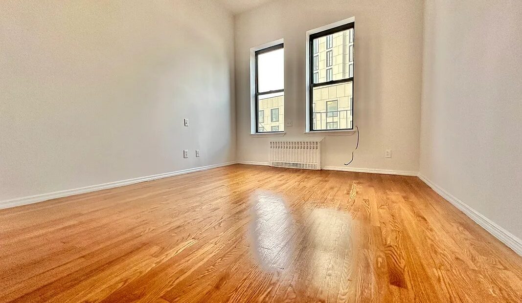 X LARGE__ 2 BED__5 MINUTES MANHATTAN__LARGE LIVING ROOM_PRIME LOCATION