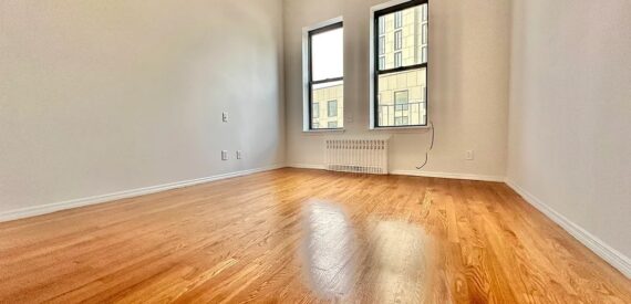 X LARGE__ 2 BED__5 MINUTES MANHATTAN__LARGE LIVING ROOM_PRIME LOCATION