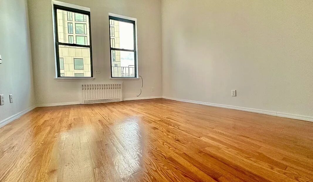 X LARGE__ 2 BED__5 MINUTES MANHATTAN__LARGE LIVING ROOM_PRIME LOCATION