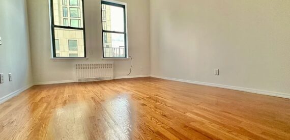X LARGE__ 2 BED__5 MINUTES MANHATTAN__LARGE LIVING ROOM_PRIME LOCATION