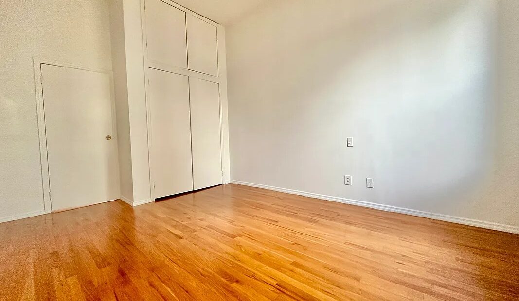 X LARGE__ 2 BED__5 MINUTES MANHATTAN__LARGE LIVING ROOM_PRIME LOCATION