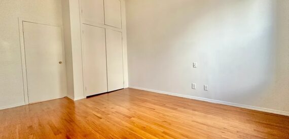 X LARGE__ 2 BED__5 MINUTES MANHATTAN__LARGE LIVING ROOM_PRIME LOCATION